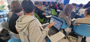 Młodzież rozwiązuje cyfrowe zagadki na urządzeniach elektronicznych – 