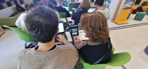 Młodzież rozwiązuje cyfrowe zagadki na urządzeniach elektronicznych – 