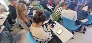 Młodzież rozwiązuje cyfrowe zagadki na urządzeniach elektronicznych – 