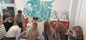 Młodzież w otoczeniu robotów humanoidalnych – 
