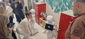 Uczennica rozmawia z robotem humanoidalnym – 