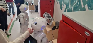 Uczennica rozmawia z robotem humanoidalnym – 