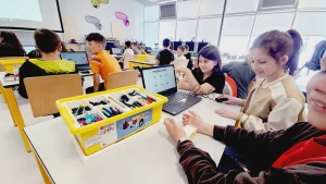 Dzieci programują klocki Lego w Centrum Edukacyjnym SMWI –