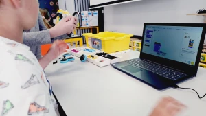 Dzieci programują klocki Lego w Centrum Edukacyjnym SMWI –