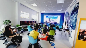 Dzieci rozwiązują cyfrowe zagadki w Centrum Edukacyjnym SMWI –