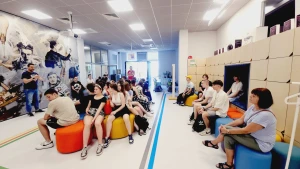 Młodzież siedzi na pufach w Centrum Edukacyjnym SMWI – 