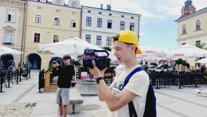 Chłopcy nagrywają filmy na Rynku w Tarnowie – 
