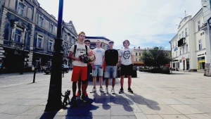 Grupa chłopców stoi na ulicy Krakowskiej w Tarnowie – 