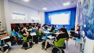 Zajęcia na krzesłach obrotowych w sali konferencyjnej Centrum Edukacyjnego SMWI – 