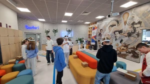 Uczniowie korzystają z okularów VR – 