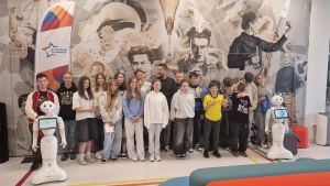 Uczniowie stoją na tle ścianki ze słynnymi wynalazcami i twórcami postępu – 